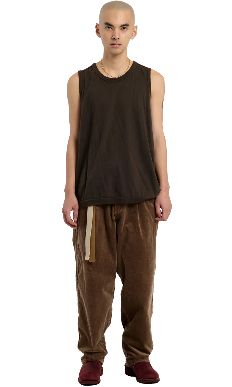 THE FLOW PANT着用イメージ。ワイドテーパードシルエットのコーデュロイ素材クライミングパンツ